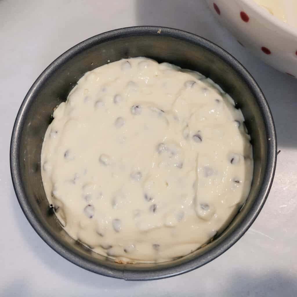 banana chcolate chip cheesecake in pan