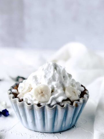 Mini banana cream pie in blue baking dish.